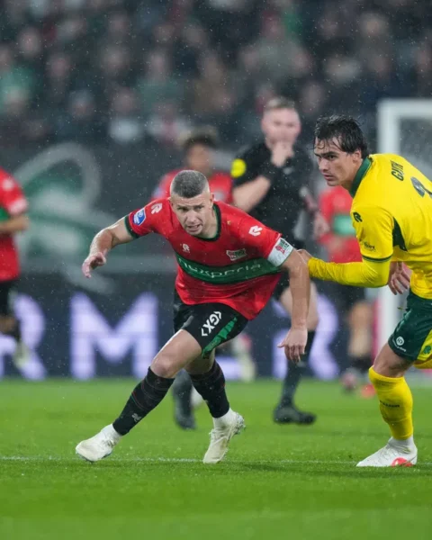 Spelers van NEC en Fortuna Sittard in duel tijdens een natte Eredivisie-wedstrijd.