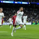 Kylian Mbappé juicht op het veld tijdens een wedstrijd van Real Madrid tegen Sevilla.