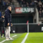 Danny Buijs staat langs de zijlijn tijdens een voetbalwedstrijd in Nijmegen.