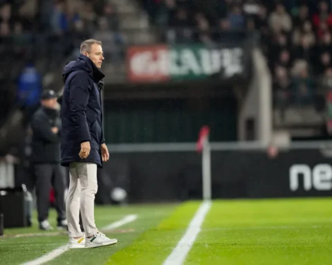 Danny Buijs staat langs de zijlijn tijdens een voetbalwedstrijd in Nijmegen.