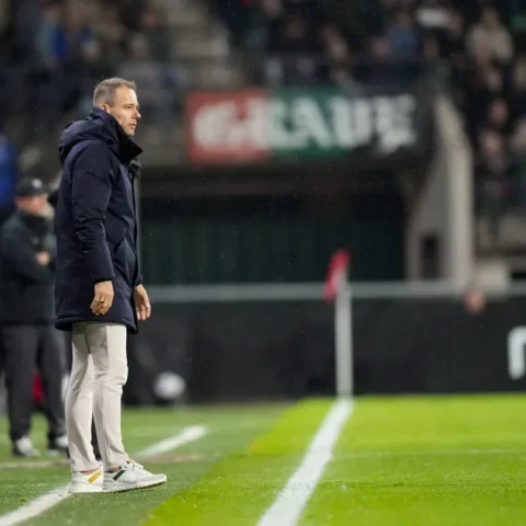 Danny Buijs staat langs de zijlijn tijdens een voetbalwedstrijd in Nijmegen.