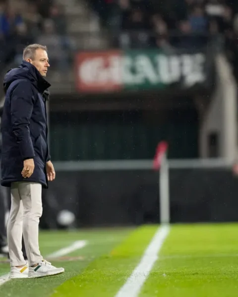 Danny Buijs staat langs de zijlijn tijdens een voetbalwedstrijd in Nijmegen.