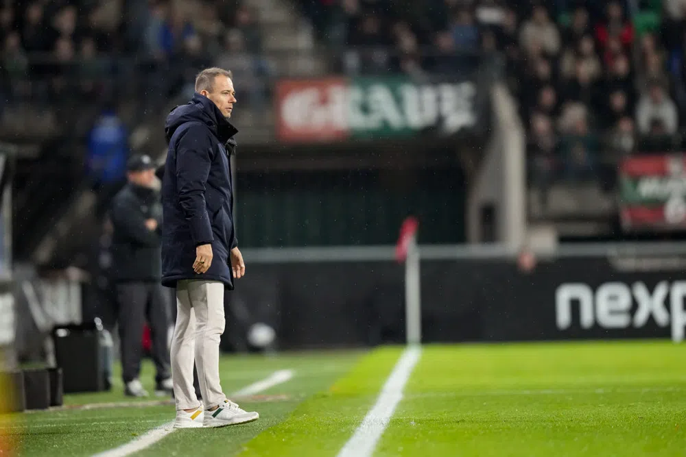 Danny Buijs staat langs de zijlijn tijdens een voetbalwedstrijd in Nijmegen.