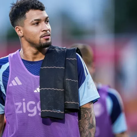 Marcos Leonardo tijdens een Ajax-training in sportkleding met een trainingshesje over zijn shirt.