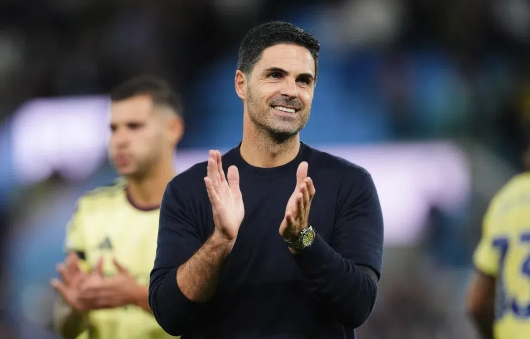 Mikel Arteta applauds on the touchline during a football match.