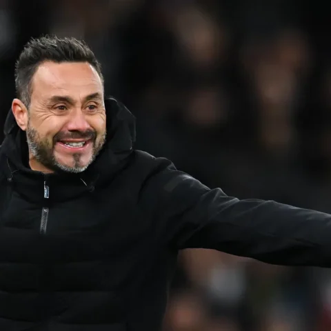 Roberto De Zerbi wijst langs de zijlijn tijdens een voetbalwedstrijd.
