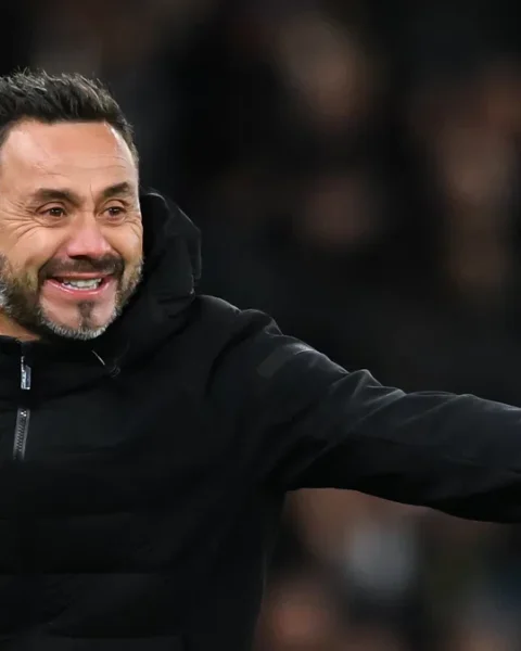 Roberto De Zerbi wijst langs de zijlijn tijdens een voetbalwedstrijd.