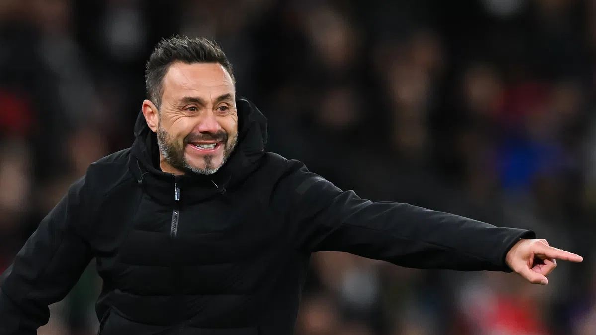 Roberto De Zerbi wijst langs de zijlijn tijdens een voetbalwedstrijd.