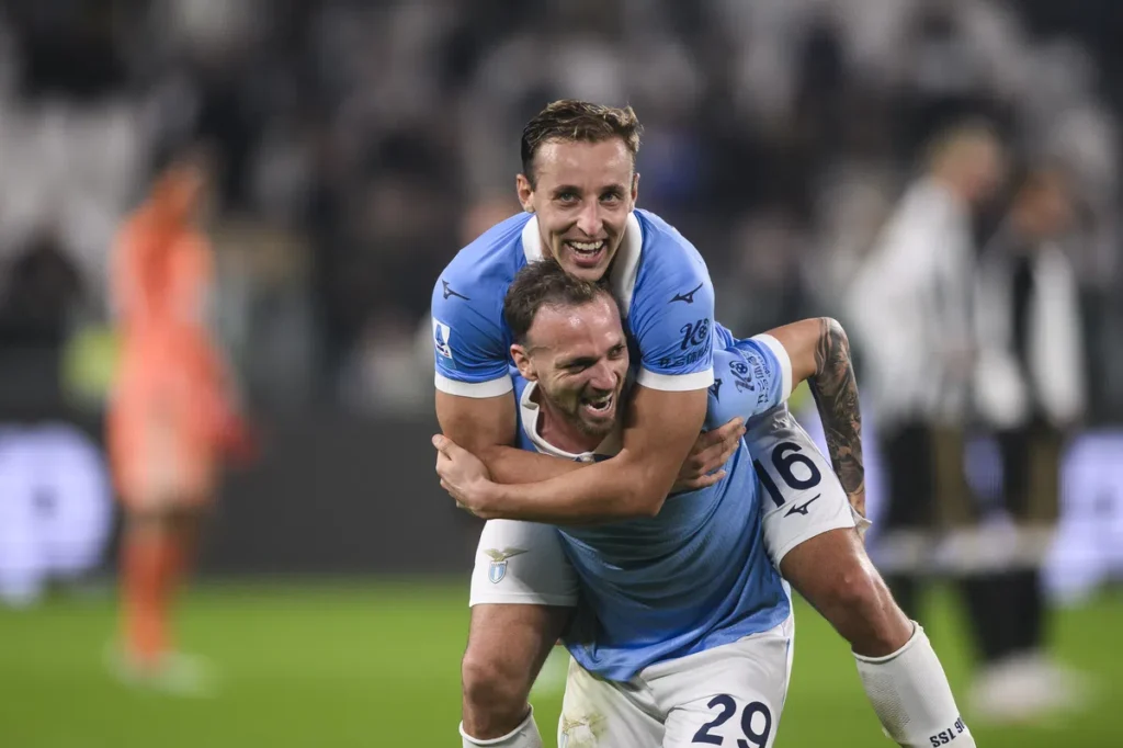 Lazio-spelers vieren een overwinning op het veld.