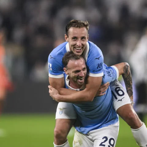 Lazio-spelers vieren een overwinning op het veld.