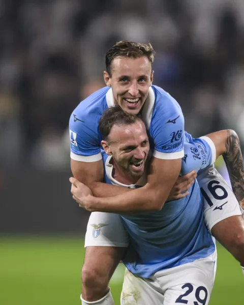 Lazio-spelers vieren een overwinning op het veld.