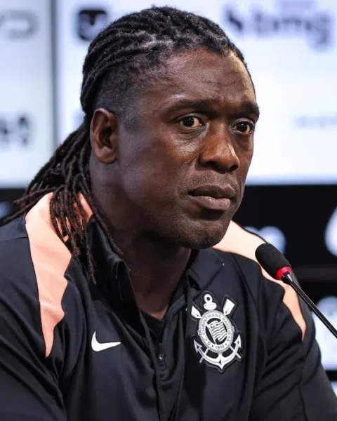 Clarence Seedorf spreekt op een persconferentie in een zwart trainingsjack van Corinthians.