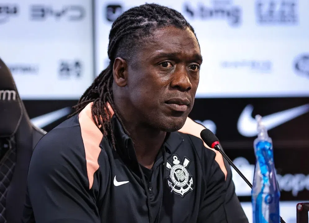 Clarence Seedorf spreekt op een persconferentie in een zwart trainingsjack van Corinthians.