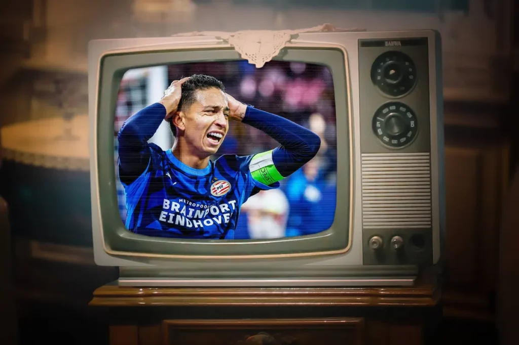PSV-speler op een oude televisie in beeld.