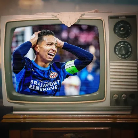 PSV-speler op een oude televisie in beeld.