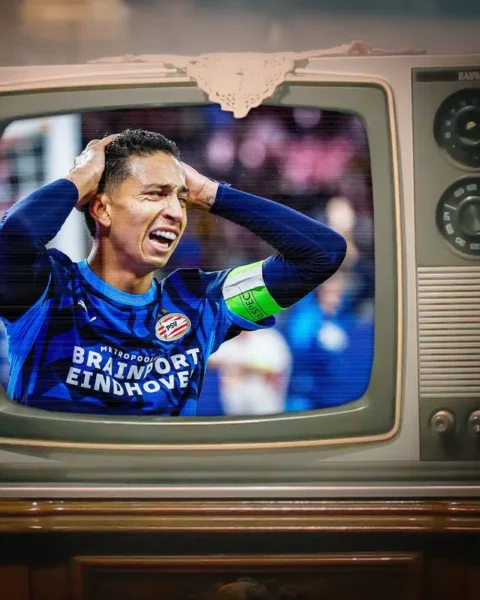 PSV-speler op een oude televisie in beeld.