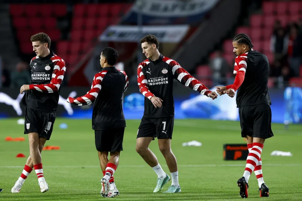 PSV-spelers warmen op in het stadion vóór een wedstrijd.
