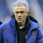Luis Enrique in een blauw PSG-jack langs de zijlijn tijdens een training of wedstrijdvoorbereiding.