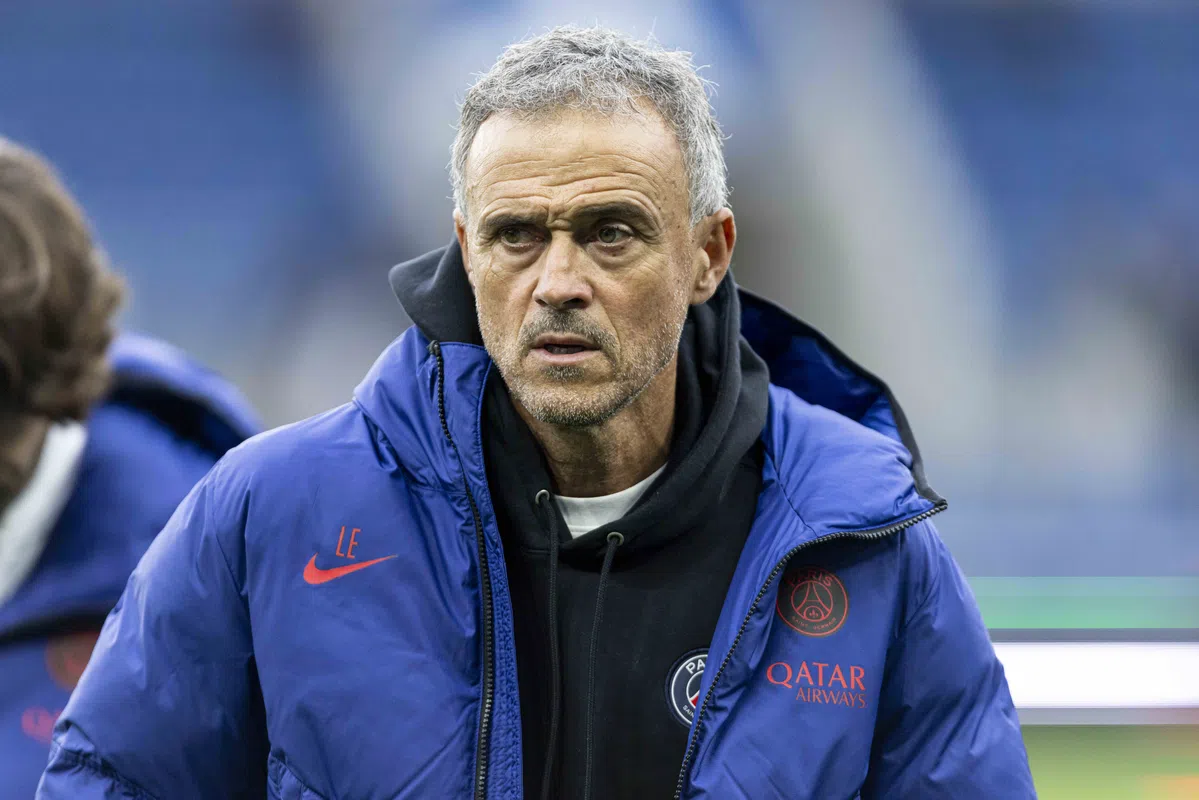Luis Enrique in een blauw PSG-jack langs de zijlijn tijdens een training of wedstrijdvoorbereiding.