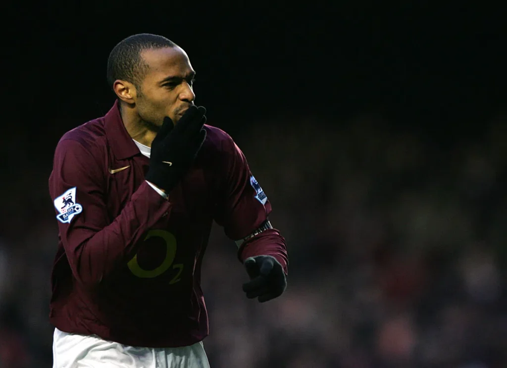 Thierry Henry in een voetbalshirt tijdens een wedstrijd.