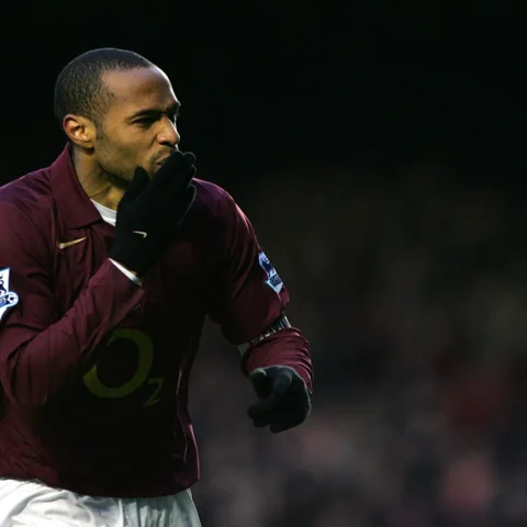 Thierry Henry in een voetbalshirt tijdens een wedstrijd.