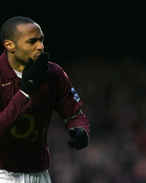 Thierry Henry in een voetbalshirt tijdens een wedstrijd.