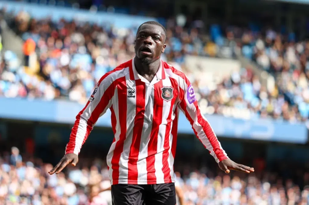 Brian Brobbey in a Sunderland shirt during a football match.