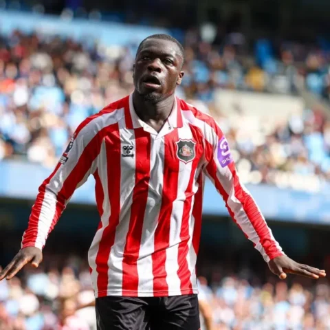 Brian Brobbey in a Sunderland shirt during a football match.