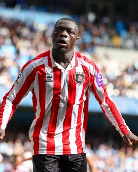 Brian Brobbey in a Sunderland shirt during a football match.
