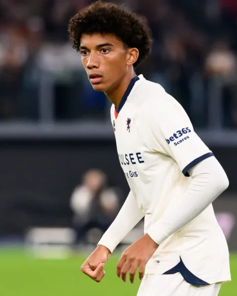 Robinho Junior in een wit voetbalshirt op het veld tijdens een wedstrijd.
