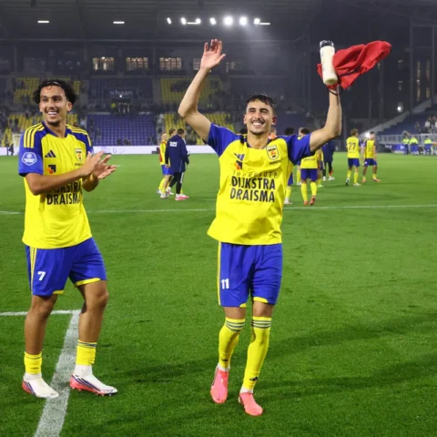 Ilyes Hamache van SC Cambuur viert op het veld met ploeggenoten na de wedstrijd.