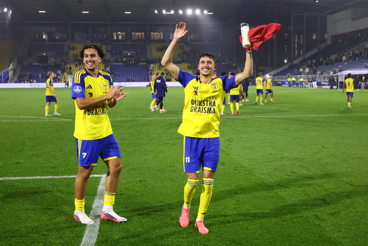 Ilyes Hamache van SC Cambuur viert op het veld met ploeggenoten na de wedstrijd.