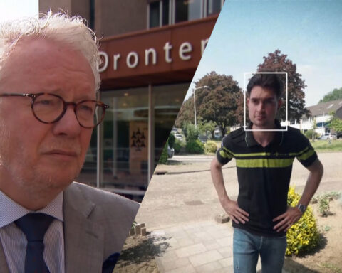 Burgemeester Jean Paul Gebben staat voor het gemeentegebouw van Dronten in een nieuwsbeeld over nepagenten.