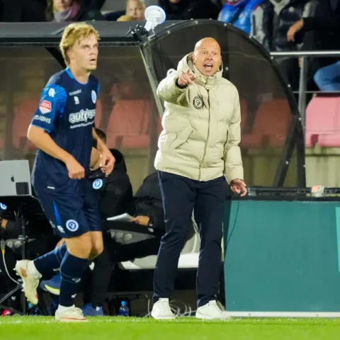 Trainer van De Graafschap geeft aanwijzingen langs de zijlijn tijdens een wedstrijd.
