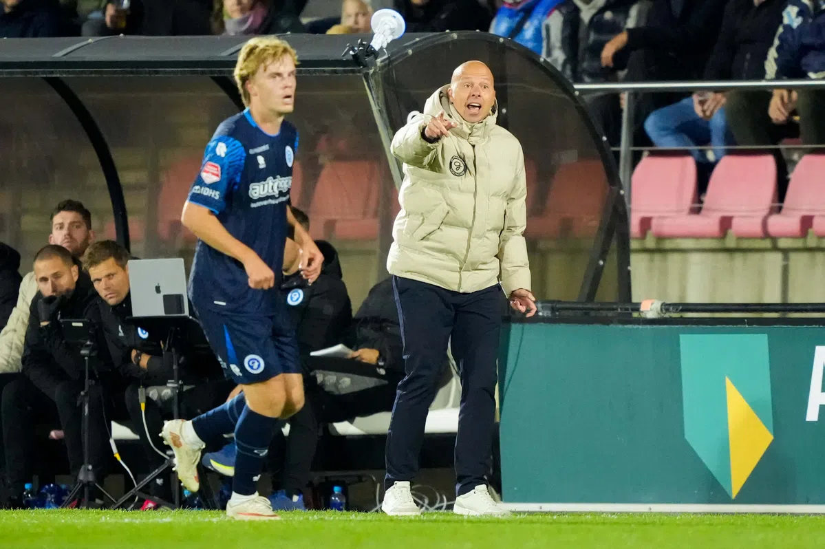 Trainer van De Graafschap geeft aanwijzingen langs de zijlijn tijdens een wedstrijd.