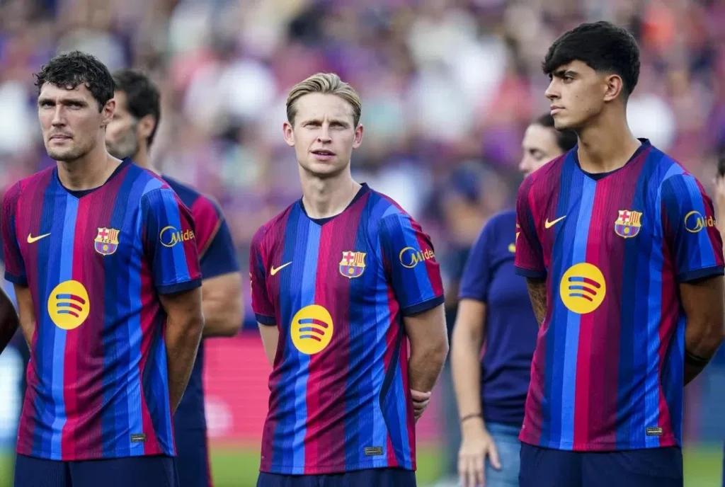 Barcelona-spelers staan op het veld in het thuisshirt.