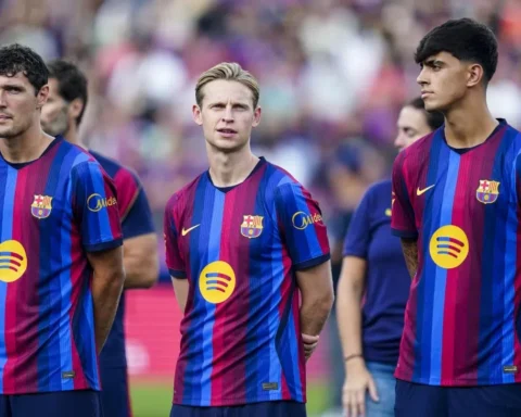 Barcelona-spelers staan op het veld in het thuisshirt.