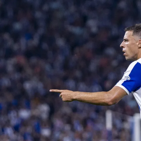 Jan Bednarek wijst op het veld tijdens een wedstrijd in een FC Porto-shirt.