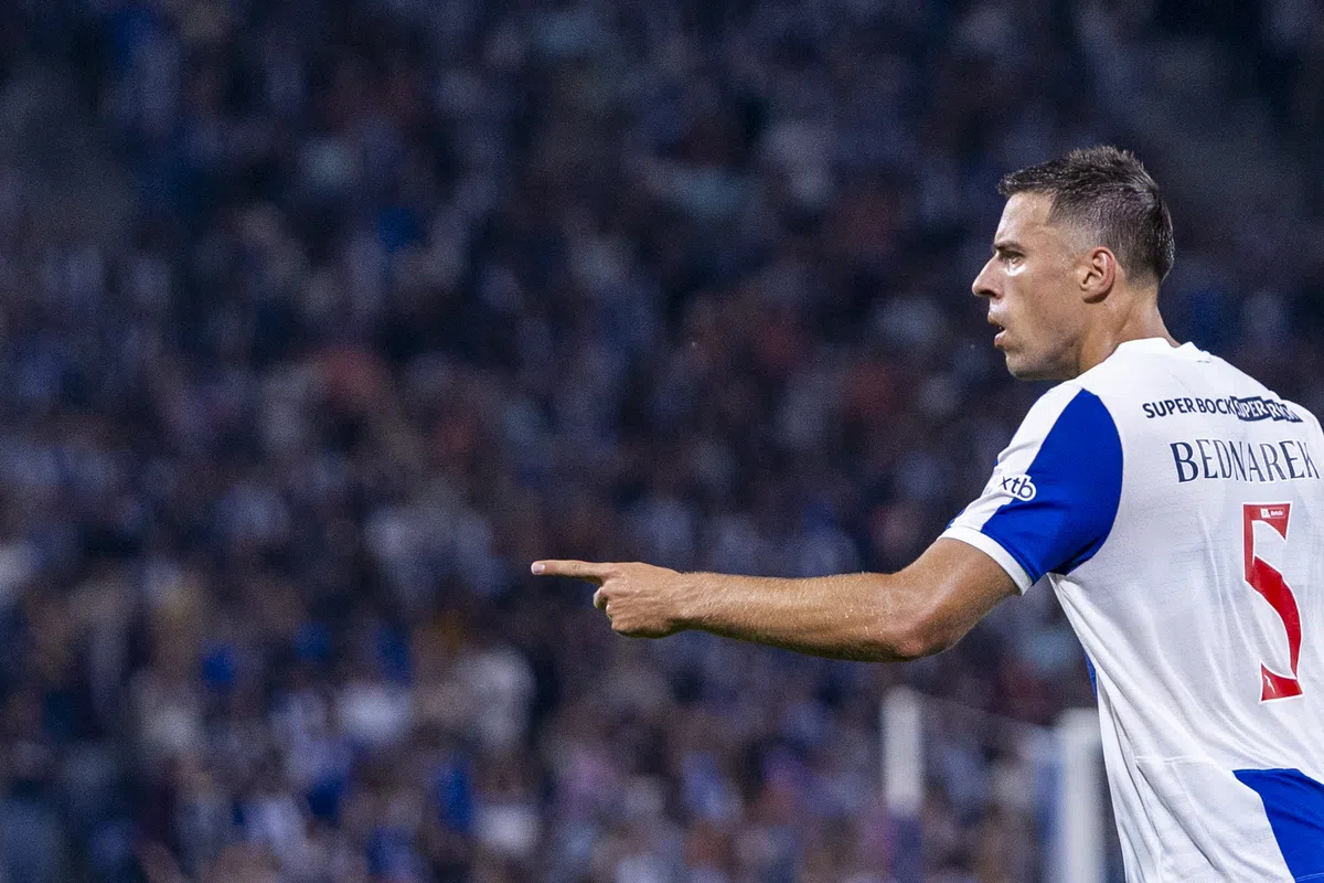 Jan Bednarek wijst op het veld tijdens een wedstrijd in een FC Porto-shirt.