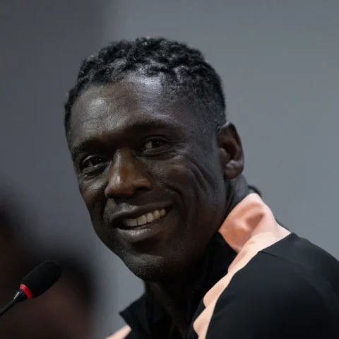 Clarence Seedorf glimlacht tijdens een persmoment.
