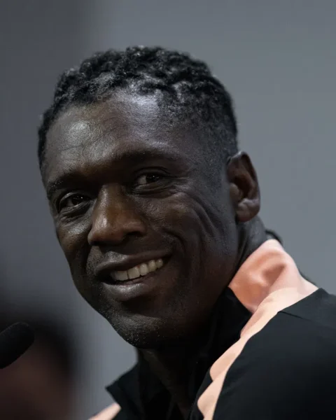 Clarence Seedorf glimlacht tijdens een persmoment.