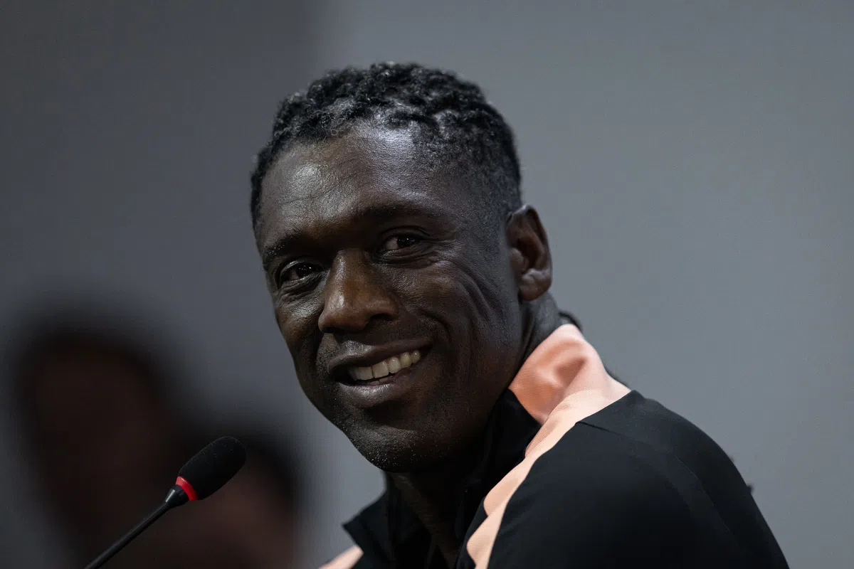 Clarence Seedorf glimlacht tijdens een persmoment.