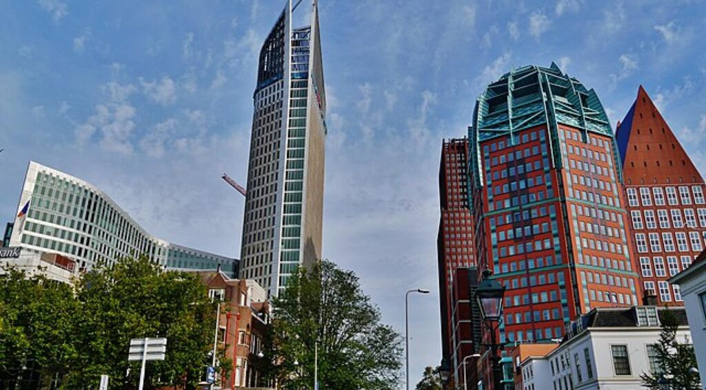 Uitzicht op moderne overheidsgebouwen in Den Haag onder een blauwe lucht.
