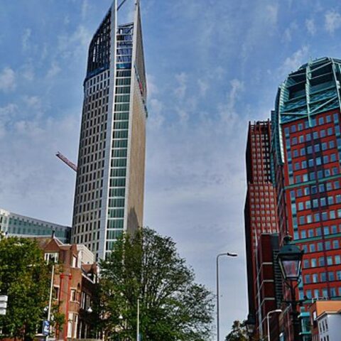 Uitzicht op moderne overheidsgebouwen in Den Haag onder een blauwe lucht.