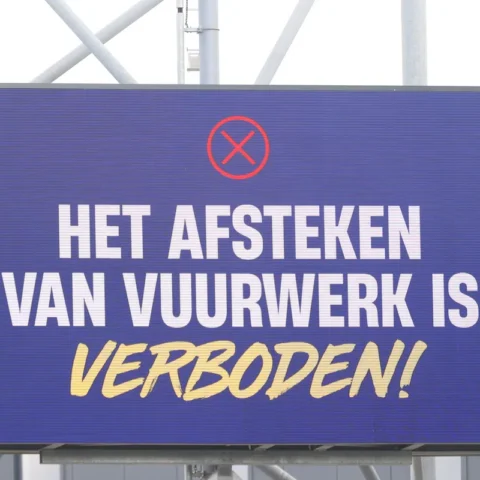 Stadionscherm met de tekst ‘Het afsteken van vuurwerk is verboden!’