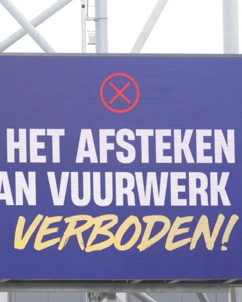 Stadionscherm met de tekst ‘Het afsteken van vuurwerk is verboden!’