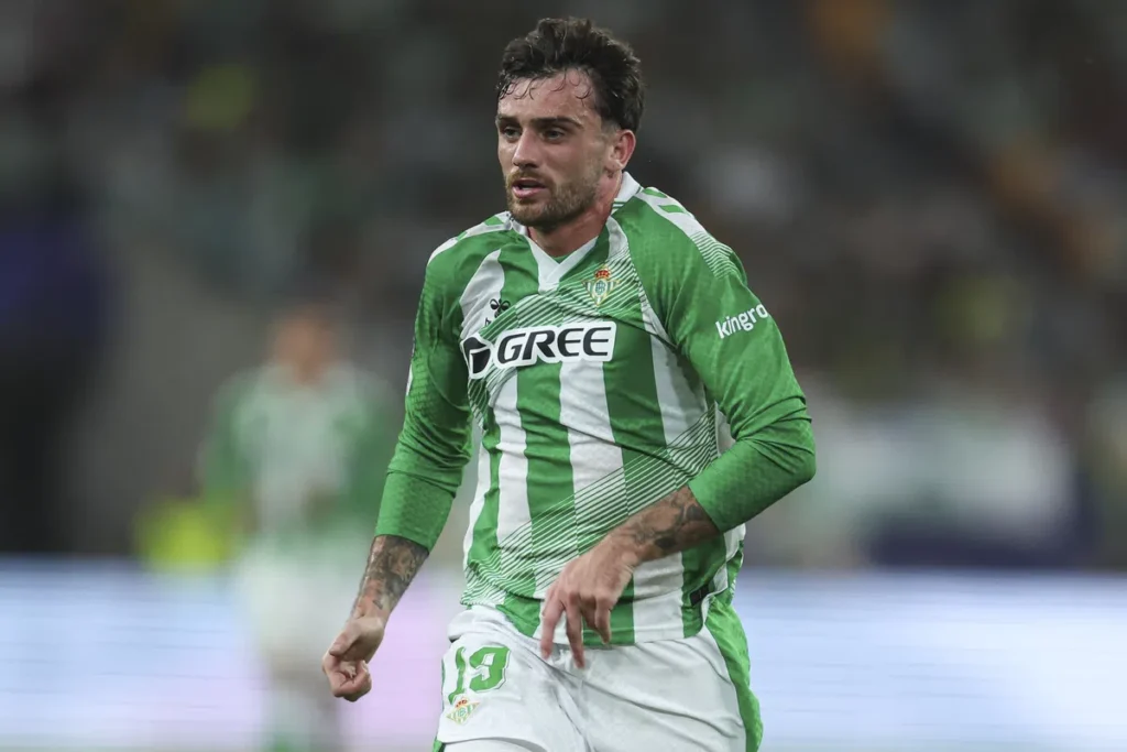 Troy Parrott in het groen-witte shirt van Real Betis tijdens een wedstrijd.