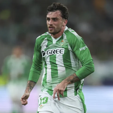 Troy Parrott in het groen-witte shirt van Real Betis tijdens een wedstrijd.