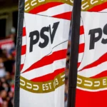 PSV-vlaggen in een stadion voor een wedstrijd.