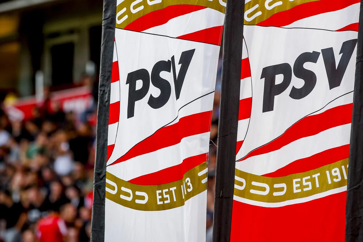 PSV-vlaggen in een stadion voor een wedstrijd.
